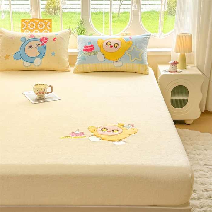 91家纺网 家纺一手货源 找家纺 雯豆家纺 正版授权IP纯色贴布绣牛奶绒床笠三件套加厚卡通床垫保护套 黄蛋仔-黄