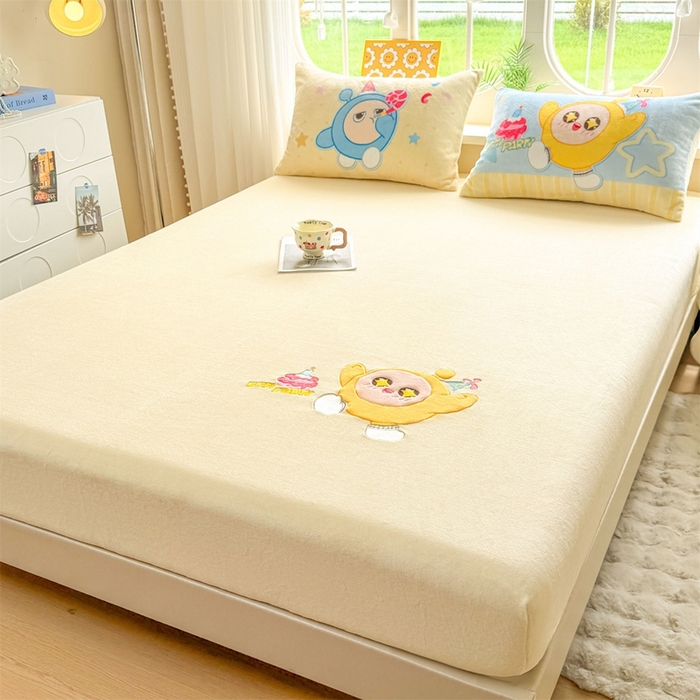 91家纺网 家纺一手货源 找家纺 雯豆家纺 正版授权IP纯色贴布绣牛奶绒床笠三件套加厚卡通床垫保护套 黄蛋仔-黄