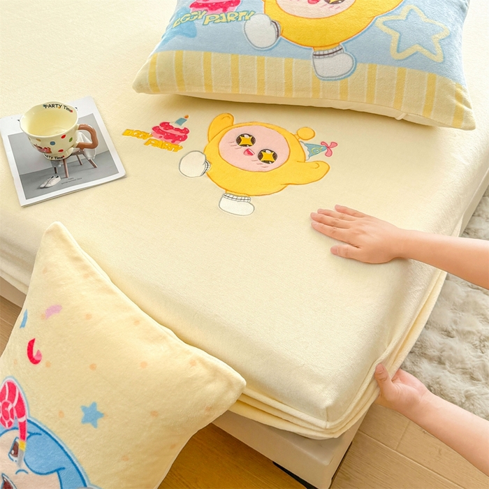 91家纺网 家纺一手货源 找家纺 雯豆家纺 正版授权IP纯色贴布绣牛奶绒床笠三件套加厚卡通床垫保护套 黄蛋仔-黄
