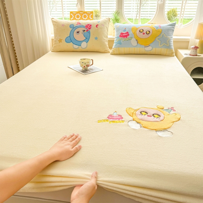 91家纺网 家纺一手货源 找家纺 雯豆家纺 正版授权IP纯色贴布绣牛奶绒床笠三件套加厚卡通床垫保护套 黄蛋仔-黄