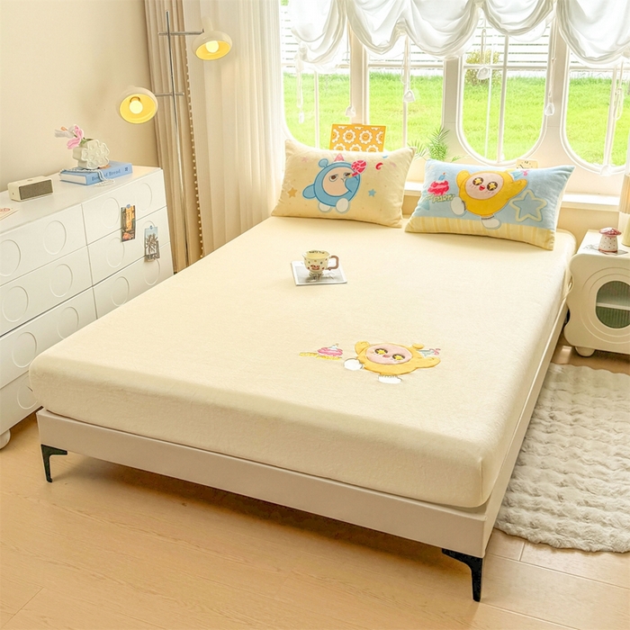 91家纺网 家纺一手货源 找家纺 雯豆家纺 正版授权IP纯色贴布绣牛奶绒床笠三件套加厚卡通床垫保护套 黄蛋仔-黄