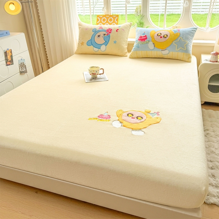 91家纺网 家纺一手货源 找家纺 雯豆家纺 正版授权IP纯色贴布绣牛奶绒床笠三件套加厚卡通床垫保护套 黄蛋仔-黄