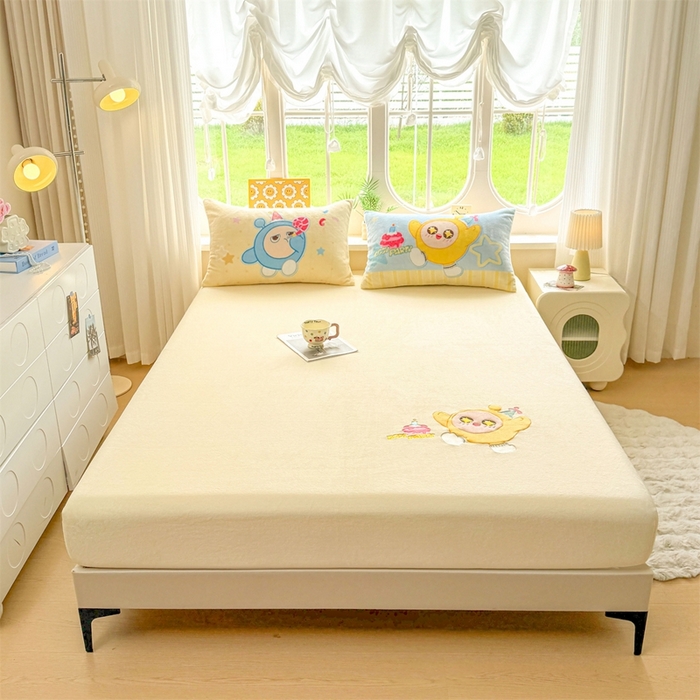 91家纺网 家纺一手货源 找家纺 雯豆家纺 正版授权IP纯色贴布绣牛奶绒床笠三件套加厚卡通床垫保护套 黄蛋仔-黄