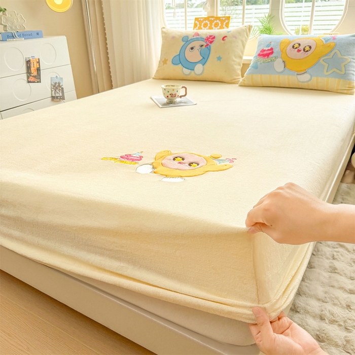 91家纺网 家纺一手货源 找家纺 雯豆家纺 正版授权IP纯色贴布绣牛奶绒床笠三件套加厚卡通床垫保护套 黄蛋仔-黄