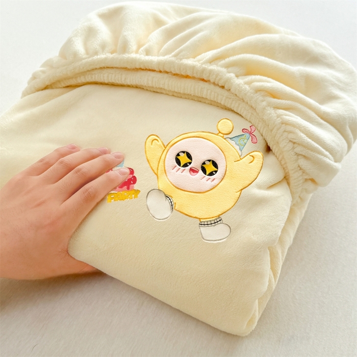 91家纺网 家纺一手货源 找家纺 雯豆家纺 正版授权IP纯色贴布绣牛奶绒床笠三件套加厚卡通床垫保护套 黄蛋仔-黄