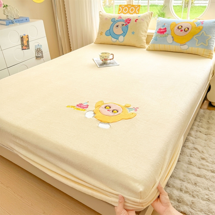 91家纺网 家纺一手货源 找家纺 雯豆家纺 正版授权IP纯色贴布绣牛奶绒床笠三件套加厚卡通床垫保护套 黄蛋仔-黄