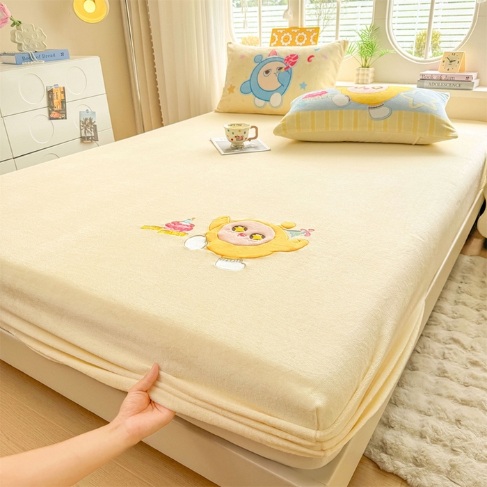 91家纺网 家纺一手货源 找家纺 雯豆家纺 正版授权IP纯色贴布绣牛奶绒床笠三件套加厚卡通床垫保护套 黄蛋仔-黄