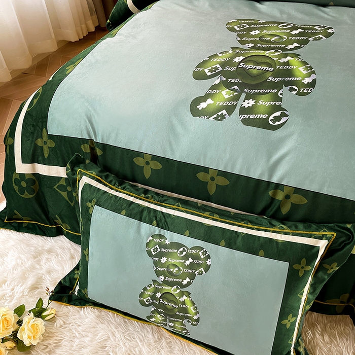 91家纺网 家纺一手货源 找家纺 梵克保罗 2025秋冬新品有氧臻棉绒数码印花9斤单品四件套牛奶绒兔毛绒-单品系列 泰迪熊-墨绿