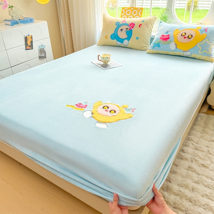 91家纺网 家纺一手货源 找家纺 雯豆家纺 正版授权IP纯色贴布绣牛奶绒床笠三件套加厚卡通床垫保护套 黄蛋仔-蓝