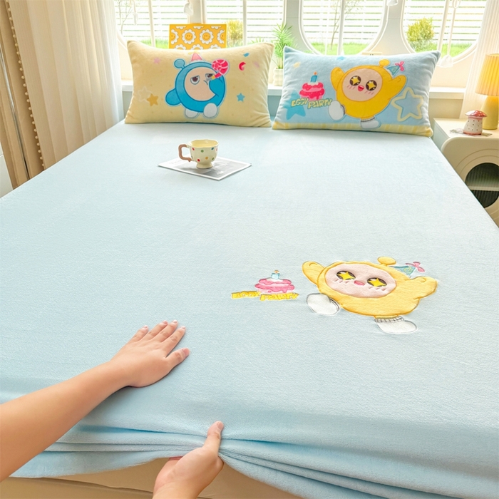 91家纺网 家纺一手货源 找家纺 雯豆家纺 正版授权IP纯色贴布绣牛奶绒床笠三件套加厚卡通床垫保护套 黄蛋仔-蓝
