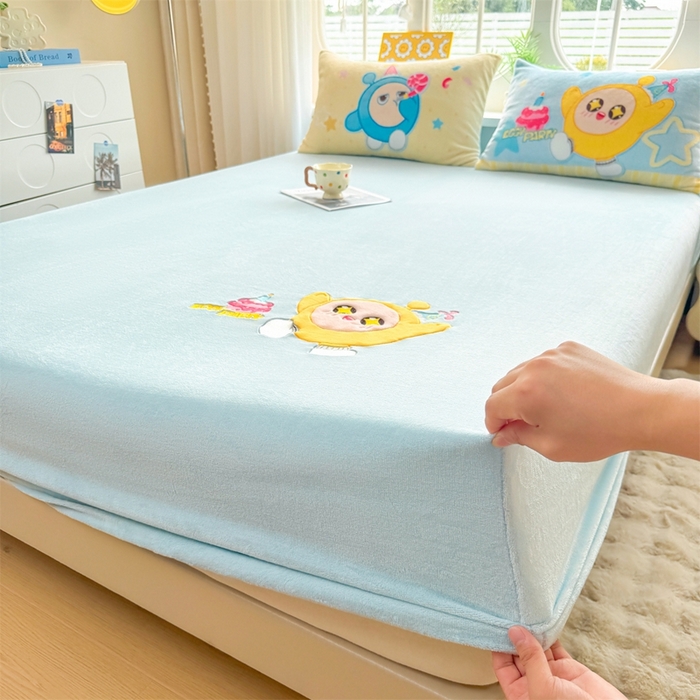91家纺网 家纺一手货源 找家纺 雯豆家纺 正版授权IP纯色贴布绣牛奶绒床笠三件套加厚卡通床垫保护套 黄蛋仔-蓝