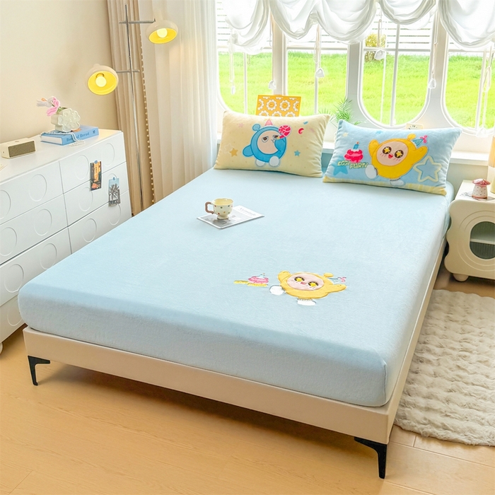 91家纺网 家纺一手货源 找家纺 雯豆家纺 正版授权IP纯色贴布绣牛奶绒床笠三件套加厚卡通床垫保护套 黄蛋仔-蓝
