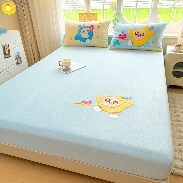 91家纺网 家纺一手货源 找家纺 雯豆家纺 正版授权IP纯色贴布绣牛奶绒床笠三件套加厚卡通床垫保护套 黄蛋仔-蓝