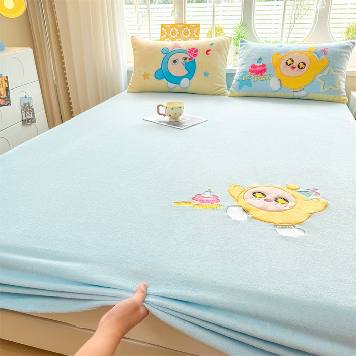 91家纺网 家纺一手货源 找家纺 雯豆家纺 正版授权IP纯色贴布绣牛奶绒床笠三件套加厚卡通床垫保护套 黄蛋仔-蓝