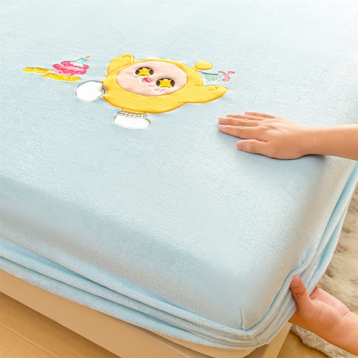 91家纺网 家纺一手货源 找家纺 雯豆家纺 正版授权IP纯色贴布绣牛奶绒床笠三件套加厚卡通床垫保护套 黄蛋仔-蓝