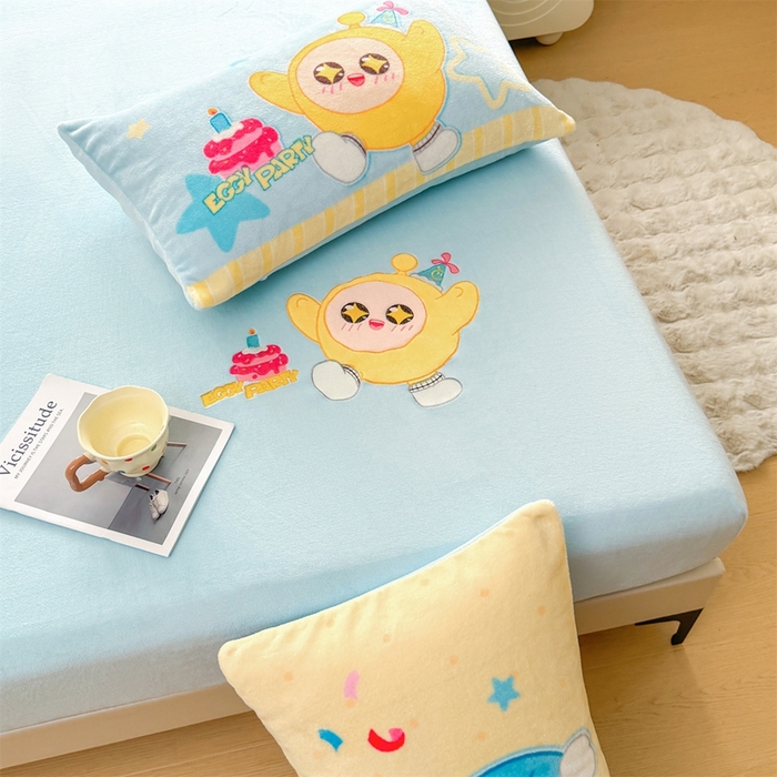 91家纺网 家纺一手货源 找家纺 雯豆家纺 正版授权IP纯色贴布绣牛奶绒床笠三件套加厚卡通床垫保护套 黄蛋仔-蓝