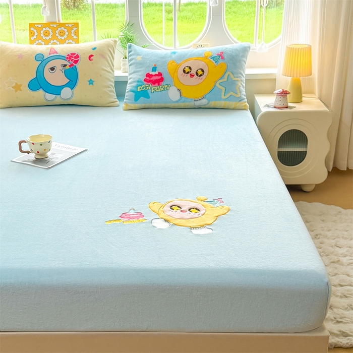 91家纺网 家纺一手货源 找家纺 雯豆家纺 正版授权IP纯色贴布绣牛奶绒床笠三件套加厚卡通床垫保护套 黄蛋仔-蓝
