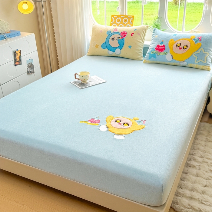 91家纺网 家纺一手货源 找家纺 雯豆家纺 正版授权IP纯色贴布绣牛奶绒床笠三件套加厚卡通床垫保护套 黄蛋仔-蓝
