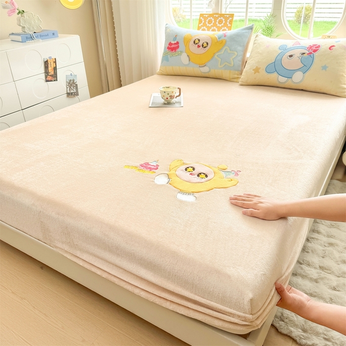 雯豆家纺 正版授权IP纯色贴布绣牛奶绒床笠三件套加厚卡通床垫保护套 黄蛋仔-米