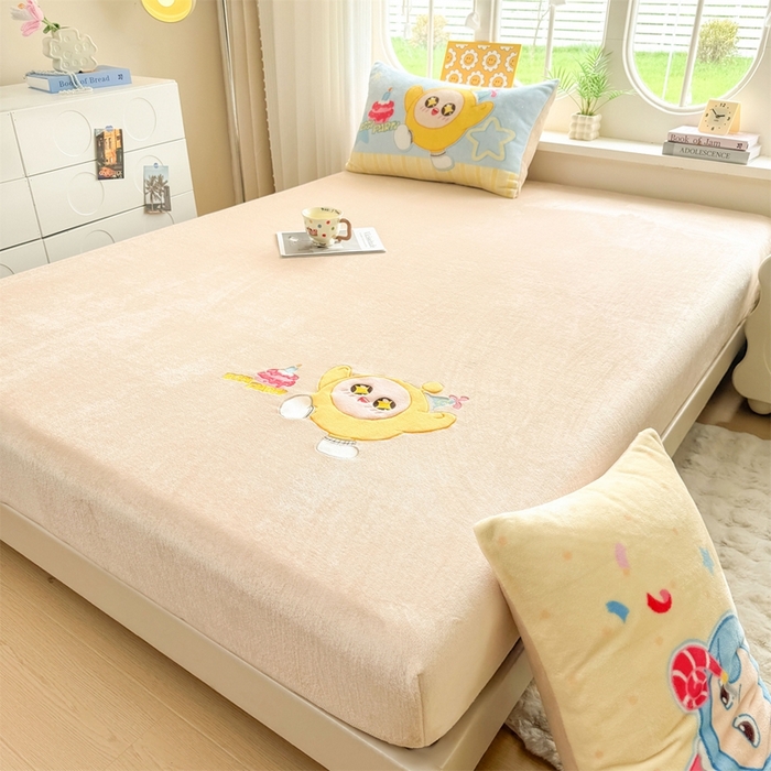 91家纺网 家纺一手货源 找家纺 雯豆家纺 正版授权IP纯色贴布绣牛奶绒床笠三件套加厚卡通床垫保护套 黄蛋仔-米