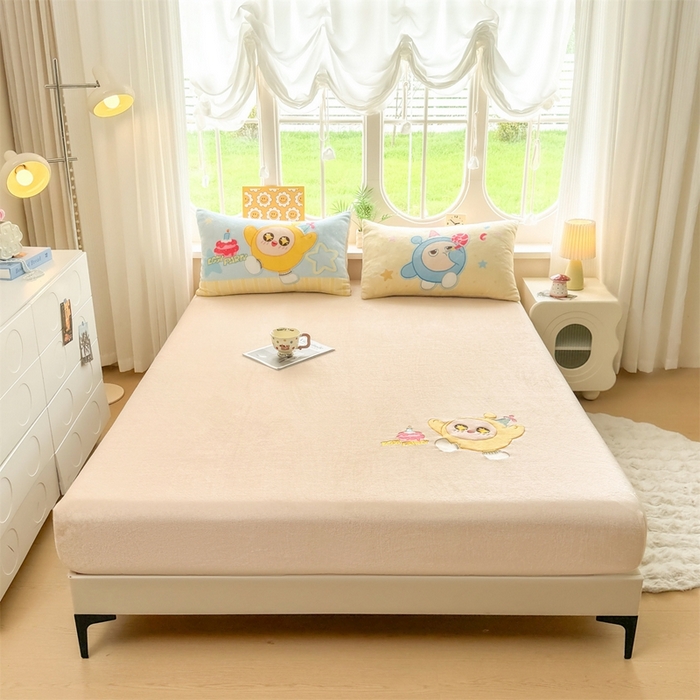91家纺网 家纺一手货源 找家纺 雯豆家纺 正版授权IP纯色贴布绣牛奶绒床笠三件套加厚卡通床垫保护套 黄蛋仔-米