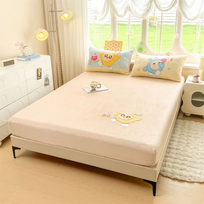 91家纺网 家纺一手货源 找家纺 雯豆家纺 正版授权IP纯色贴布绣牛奶绒床笠三件套加厚卡通床垫保护套 黄蛋仔-米