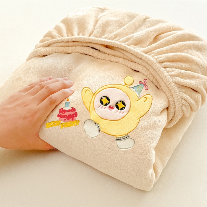 91家纺网 家纺一手货源 找家纺 雯豆家纺 正版授权IP纯色贴布绣牛奶绒床笠三件套加厚卡通床垫保护套 黄蛋仔-米