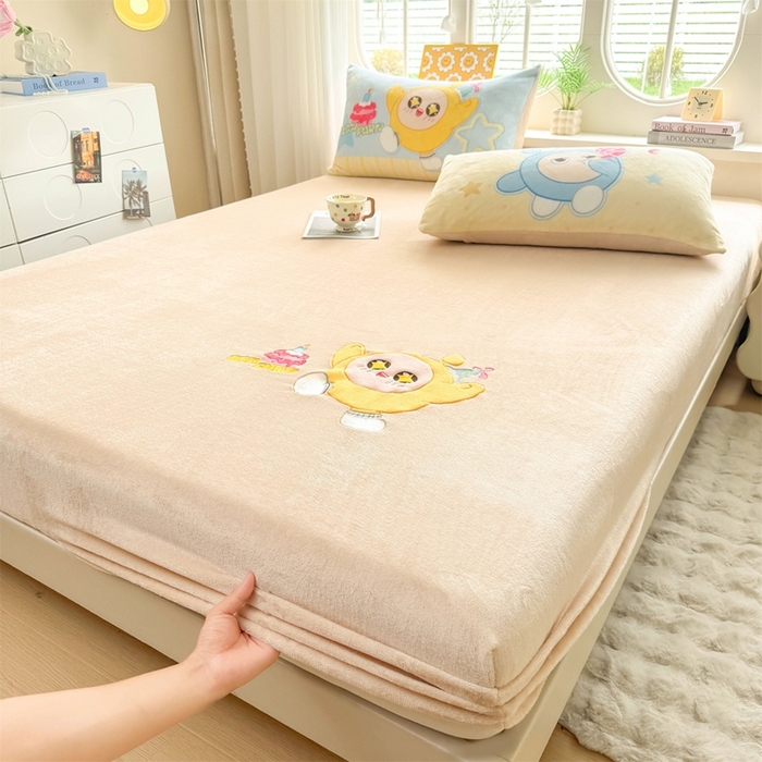 91家纺网 家纺一手货源 找家纺 雯豆家纺 正版授权IP纯色贴布绣牛奶绒床笠三件套加厚卡通床垫保护套 黄蛋仔-米