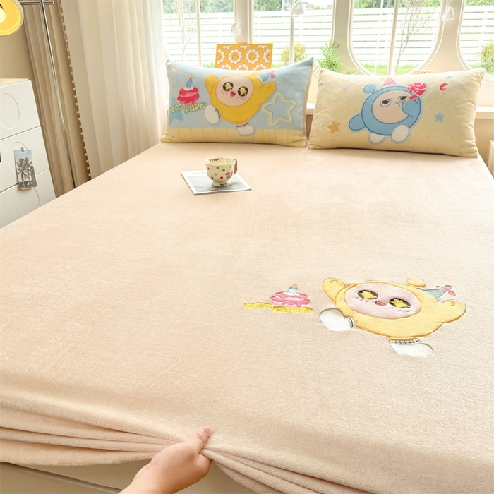 91家纺网 家纺一手货源 找家纺 雯豆家纺 正版授权IP纯色贴布绣牛奶绒床笠三件套加厚卡通床垫保护套 黄蛋仔-米