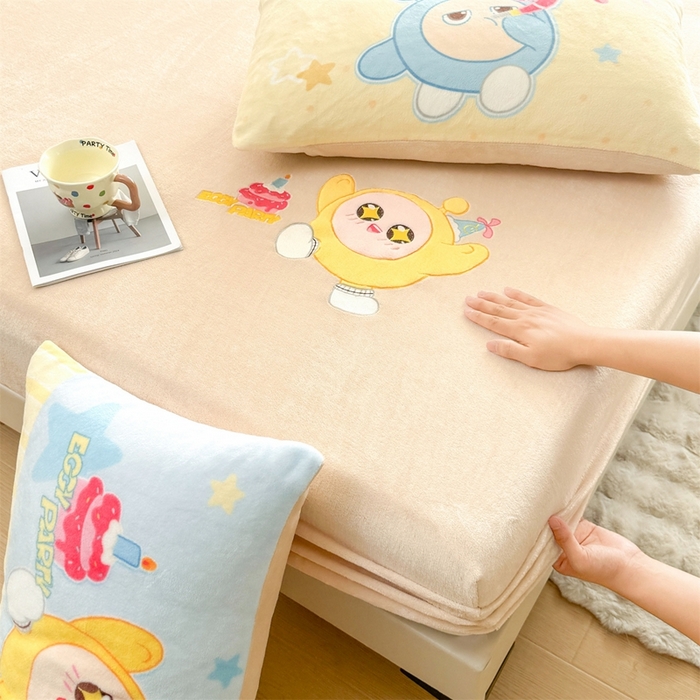 91家纺网 家纺一手货源 找家纺 雯豆家纺 正版授权IP纯色贴布绣牛奶绒床笠三件套加厚卡通床垫保护套 黄蛋仔-米