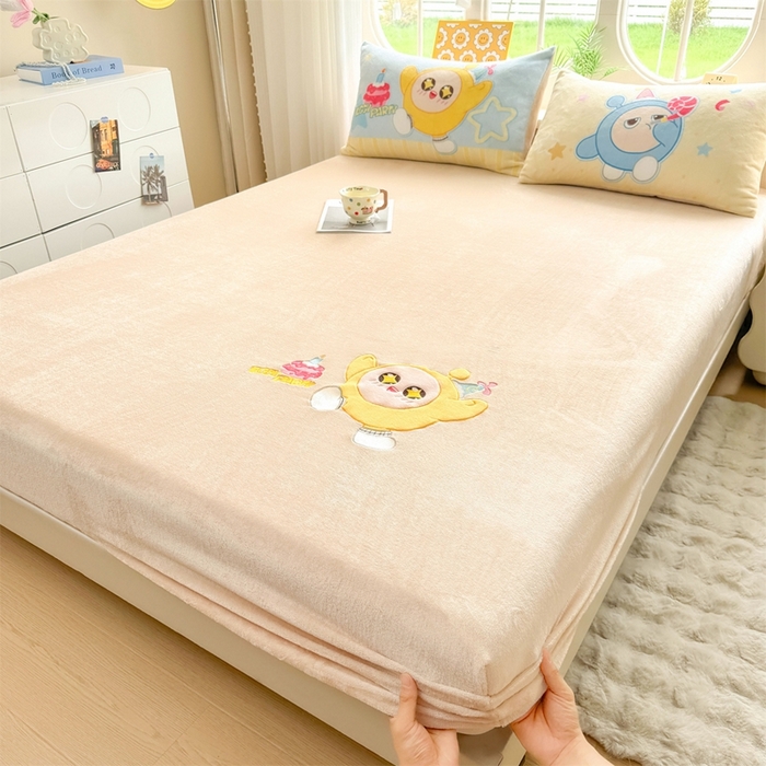 91家纺网 家纺一手货源 找家纺 雯豆家纺 正版授权IP纯色贴布绣牛奶绒床笠三件套加厚卡通床垫保护套 黄蛋仔-米