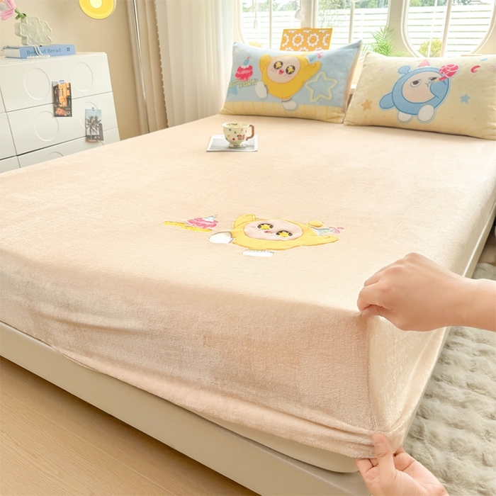 91家纺网 家纺一手货源 找家纺 雯豆家纺 正版授权IP纯色贴布绣牛奶绒床笠三件套加厚卡通床垫保护套 黄蛋仔-米
