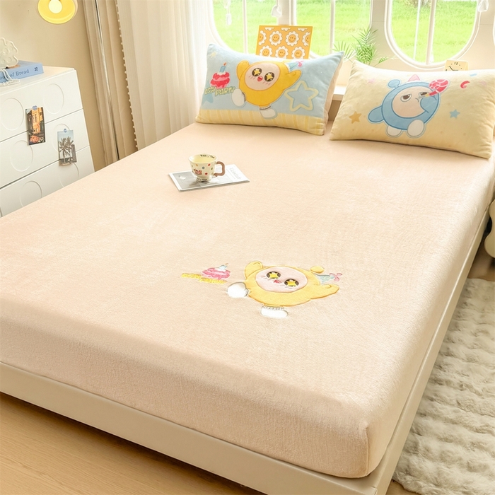 91家纺网 家纺一手货源 找家纺 雯豆家纺 正版授权IP纯色贴布绣牛奶绒床笠三件套加厚卡通床垫保护套 黄蛋仔-米