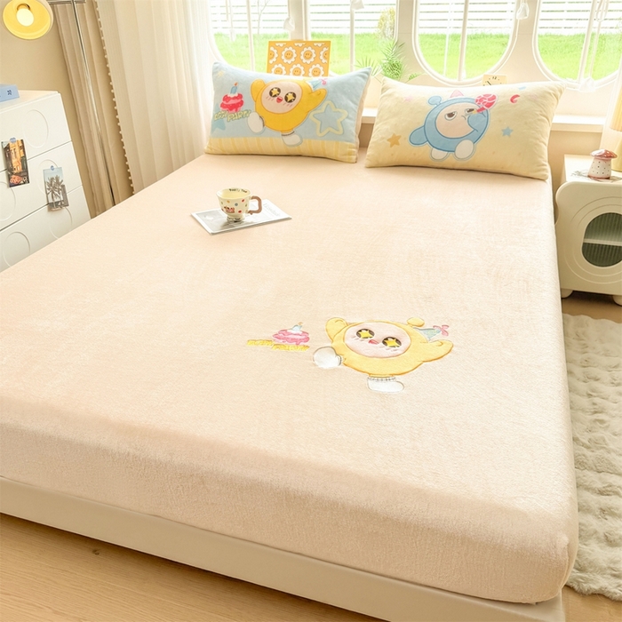 91家纺网 家纺一手货源 找家纺 雯豆家纺 正版授权IP纯色贴布绣牛奶绒床笠三件套加厚卡通床垫保护套 黄蛋仔-米