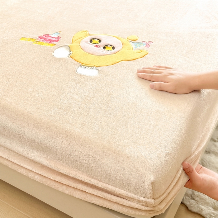 91家纺网 家纺一手货源 找家纺 雯豆家纺 正版授权IP纯色贴布绣牛奶绒床笠三件套加厚卡通床垫保护套 黄蛋仔-米