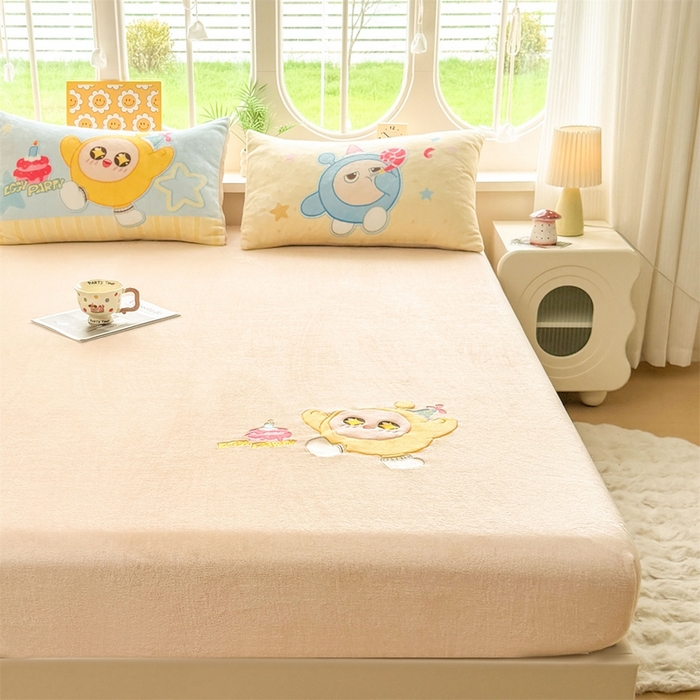 91家纺网 家纺一手货源 找家纺 雯豆家纺 正版授权IP纯色贴布绣牛奶绒床笠三件套加厚卡通床垫保护套 黄蛋仔-米