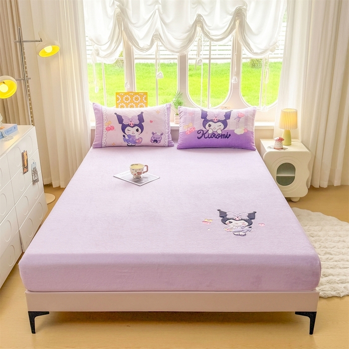 91家纺网 家纺一手货源 找家纺 雯豆家纺 正版授权IP纯色贴布绣牛奶绒床笠三件套加厚卡通床垫保护套 库洛米
