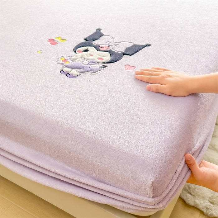 91家纺网 家纺一手货源 找家纺 雯豆家纺 正版授权IP纯色贴布绣牛奶绒床笠三件套加厚卡通床垫保护套 库洛米