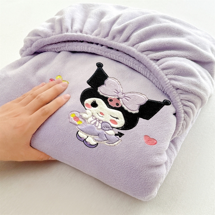 91家纺网 家纺一手货源 找家纺 雯豆家纺 正版授权IP纯色贴布绣牛奶绒床笠三件套加厚卡通床垫保护套 库洛米