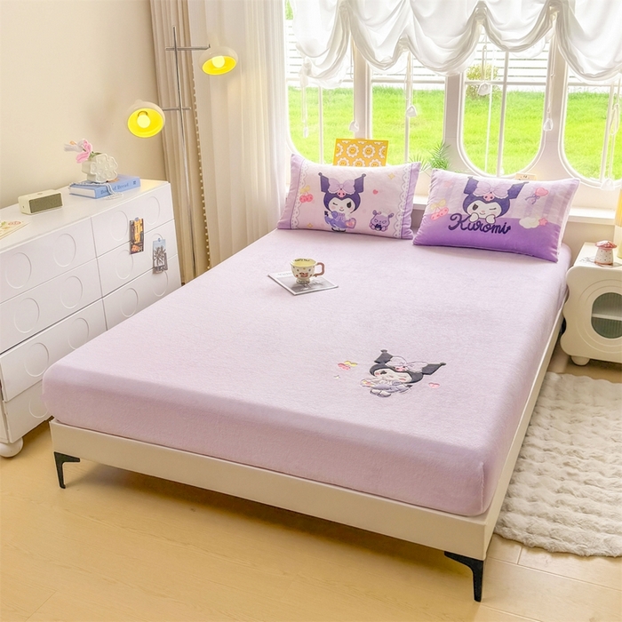 91家纺网 家纺一手货源 找家纺 雯豆家纺 正版授权IP纯色贴布绣牛奶绒床笠三件套加厚卡通床垫保护套 库洛米