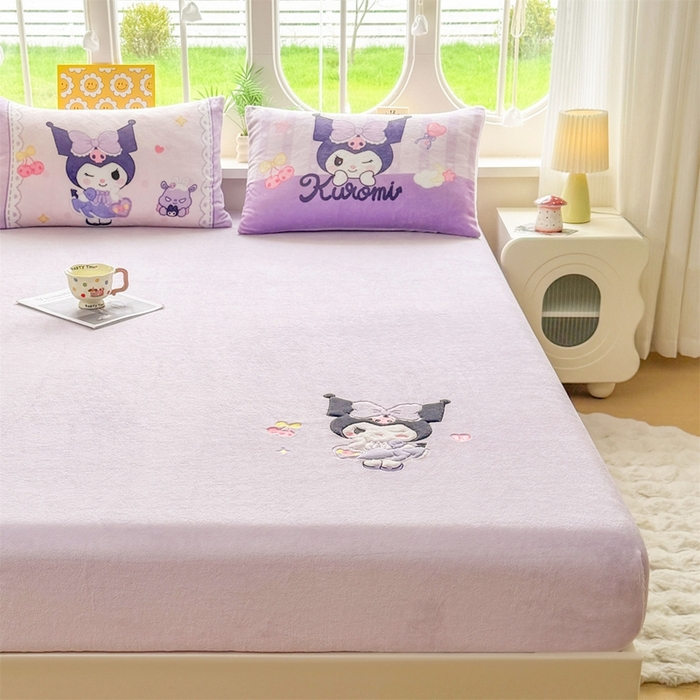 91家纺网 家纺一手货源 找家纺 雯豆家纺 正版授权IP纯色贴布绣牛奶绒床笠三件套加厚卡通床垫保护套 库洛米