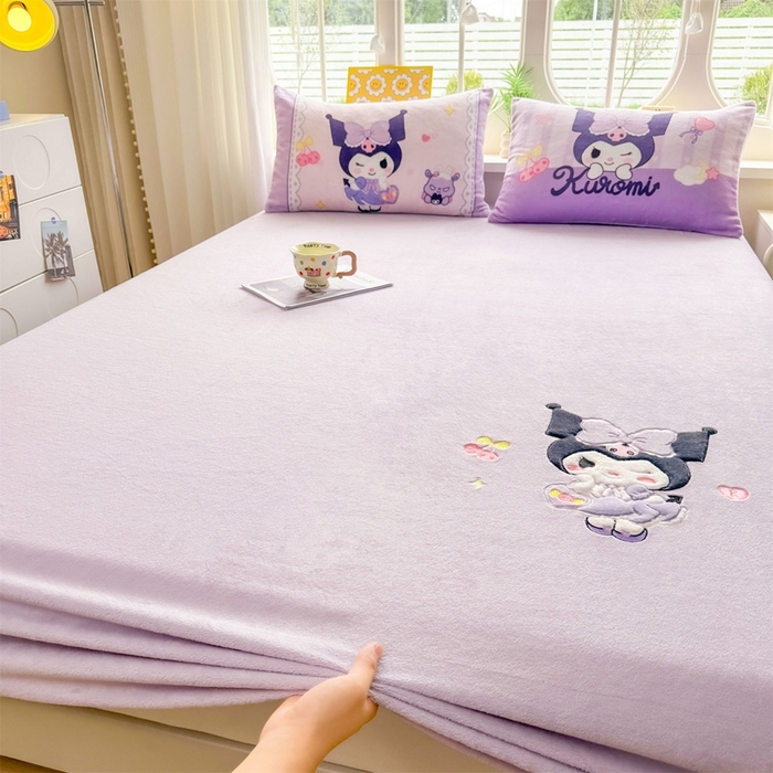 91家纺网 家纺一手货源 找家纺 雯豆家纺 正版授权IP纯色贴布绣牛奶绒床笠三件套加厚卡通床垫保护套 库洛米