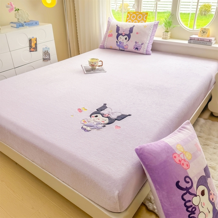 91家纺网 家纺一手货源 找家纺 雯豆家纺 正版授权IP纯色贴布绣牛奶绒床笠三件套加厚卡通床垫保护套 库洛米