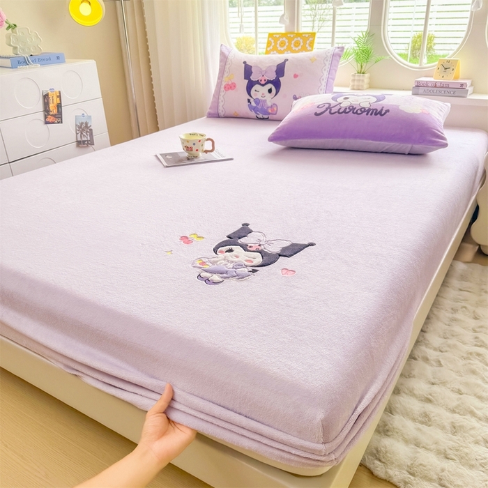 91家纺网 家纺一手货源 找家纺 雯豆家纺 正版授权IP纯色贴布绣牛奶绒床笠三件套加厚卡通床垫保护套 库洛米