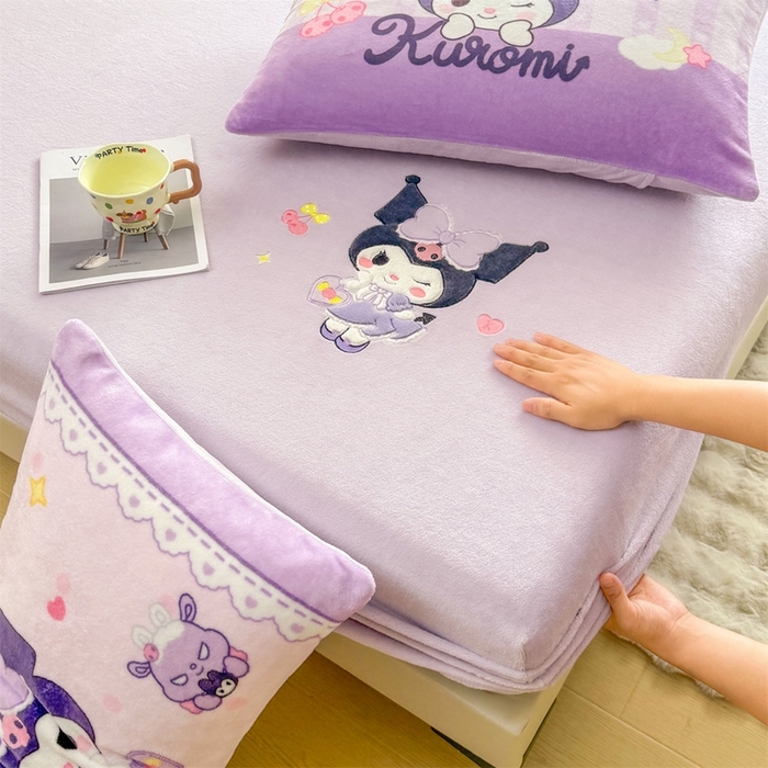 91家纺网 家纺一手货源 找家纺 雯豆家纺 正版授权IP纯色贴布绣牛奶绒床笠三件套加厚卡通床垫保护套 库洛米