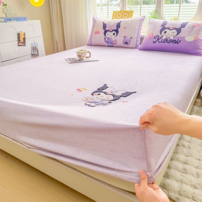 91家纺网 家纺一手货源 找家纺 雯豆家纺 正版授权IP纯色贴布绣牛奶绒床笠三件套加厚卡通床垫保护套 库洛米