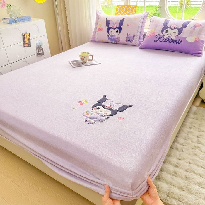 91家纺网 家纺一手货源 找家纺 雯豆家纺 正版授权IP纯色贴布绣牛奶绒床笠三件套加厚卡通床垫保护套 库洛米