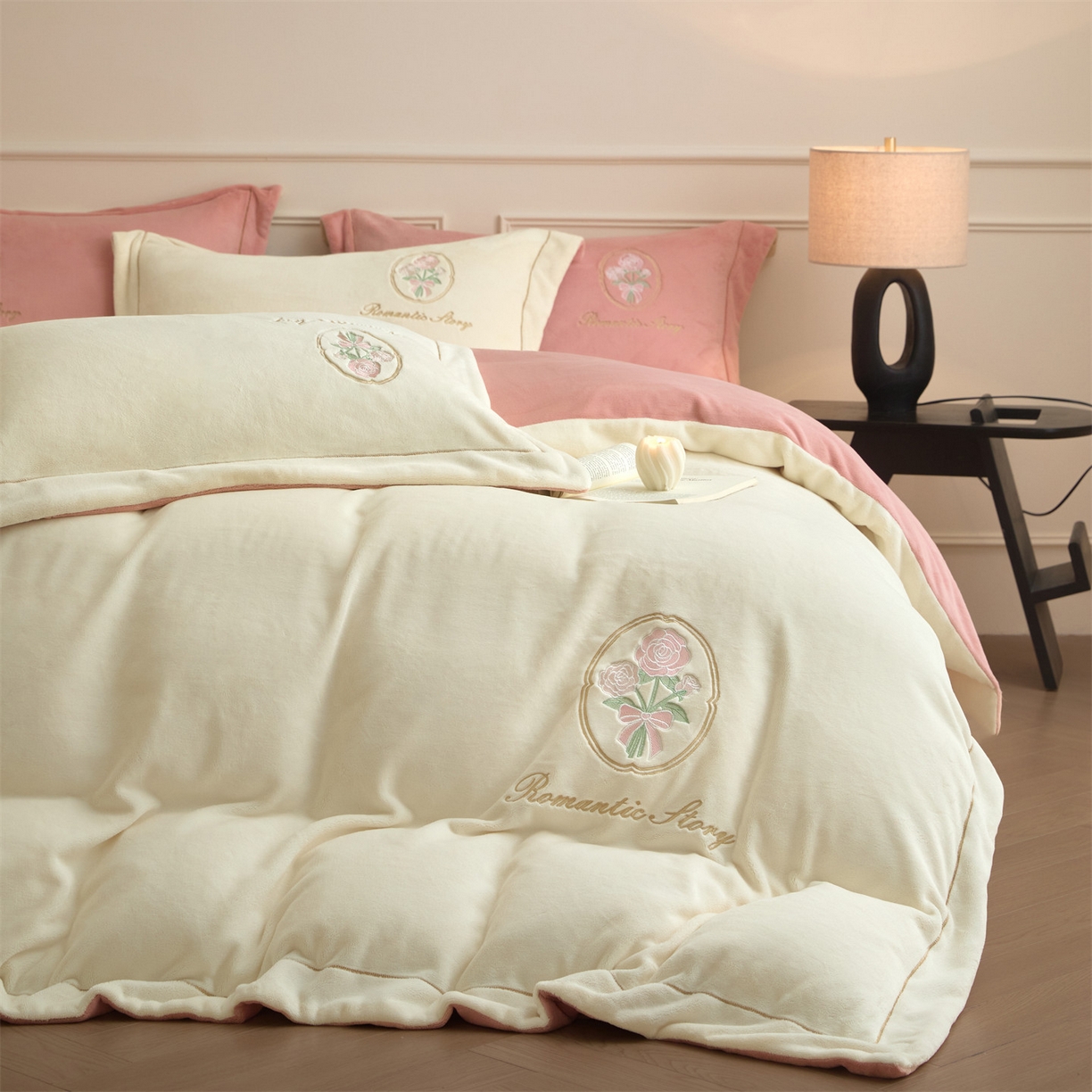 91家纺网 家纺一手货源 找家纺 梦幻之城 2025新款牛奶绒系列四件套-沁雅 沁雅-奶白+橙意粉