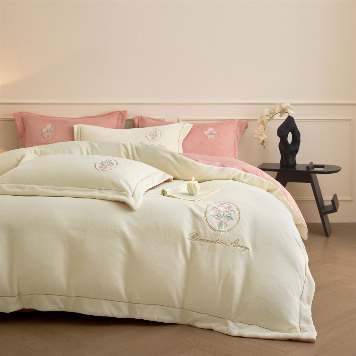 91家纺网 家纺一手货源 找家纺 梦幻之城 2025新款牛奶绒系列四件套-沁雅 沁雅-奶白+橙意粉