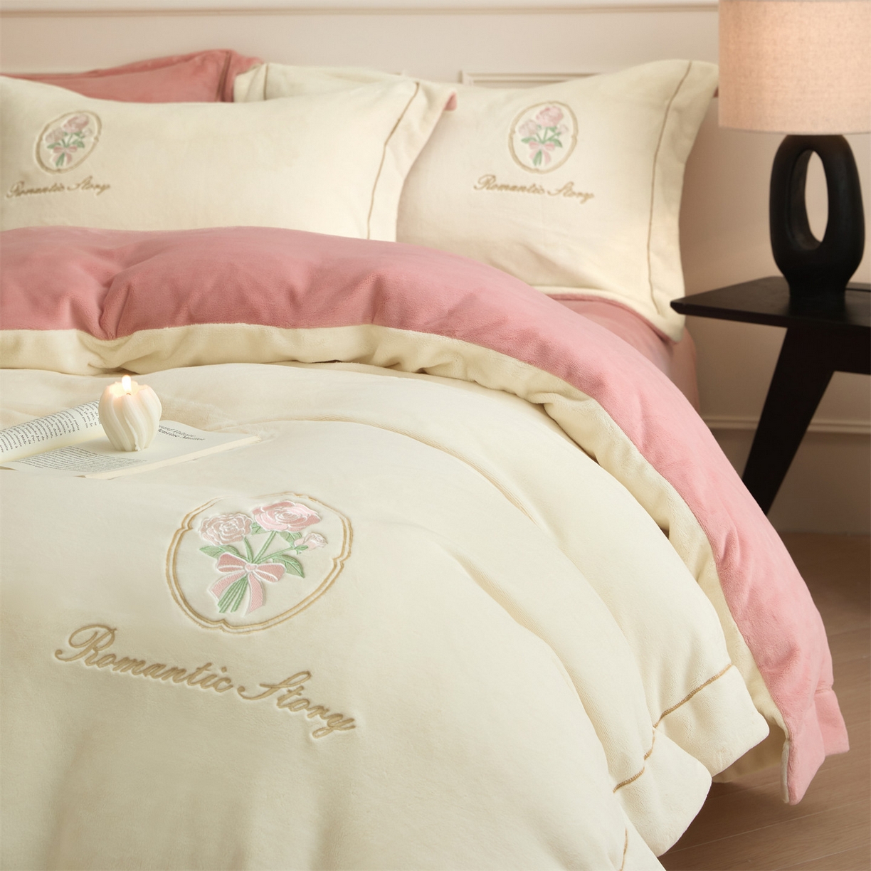 91家纺网 家纺一手货源 找家纺 梦幻之城 2025新款牛奶绒系列四件套-沁雅 沁雅-奶白+橙意粉